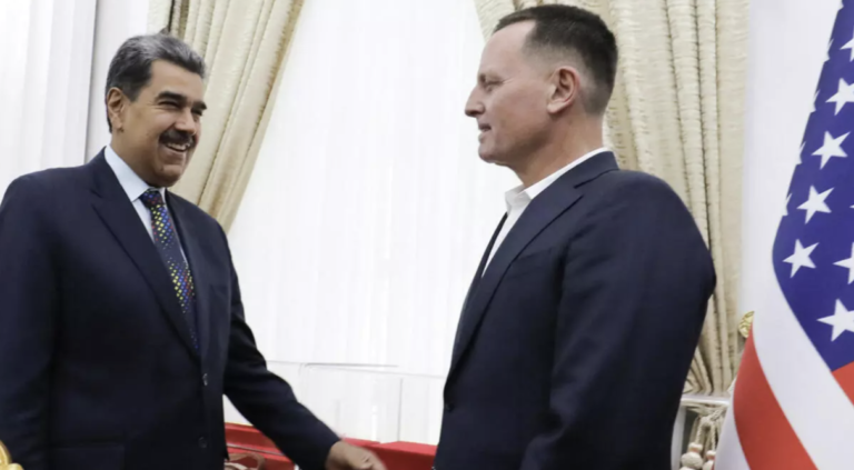La imagen difundida por la Presidencia de Venezuela muestra al mandatario Nicolás Maduro (izq.) hablando con el enviado especial del jefe de Estado estadounidense, Donald Trump, Richard Grenell, en el palacio presidencial de Miraflores en Caracas, el 31 de enero de 2025. © AFP - Presidencia de Venezuela